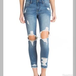 Open knee FashionNova jeans!